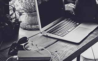 痛心！曼联传奇孙子不幸夭折，无证月嫂违规操作，4个月男婴惨死